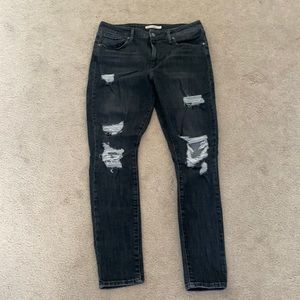 EUC Levi’s Ripped Skinny Jeans